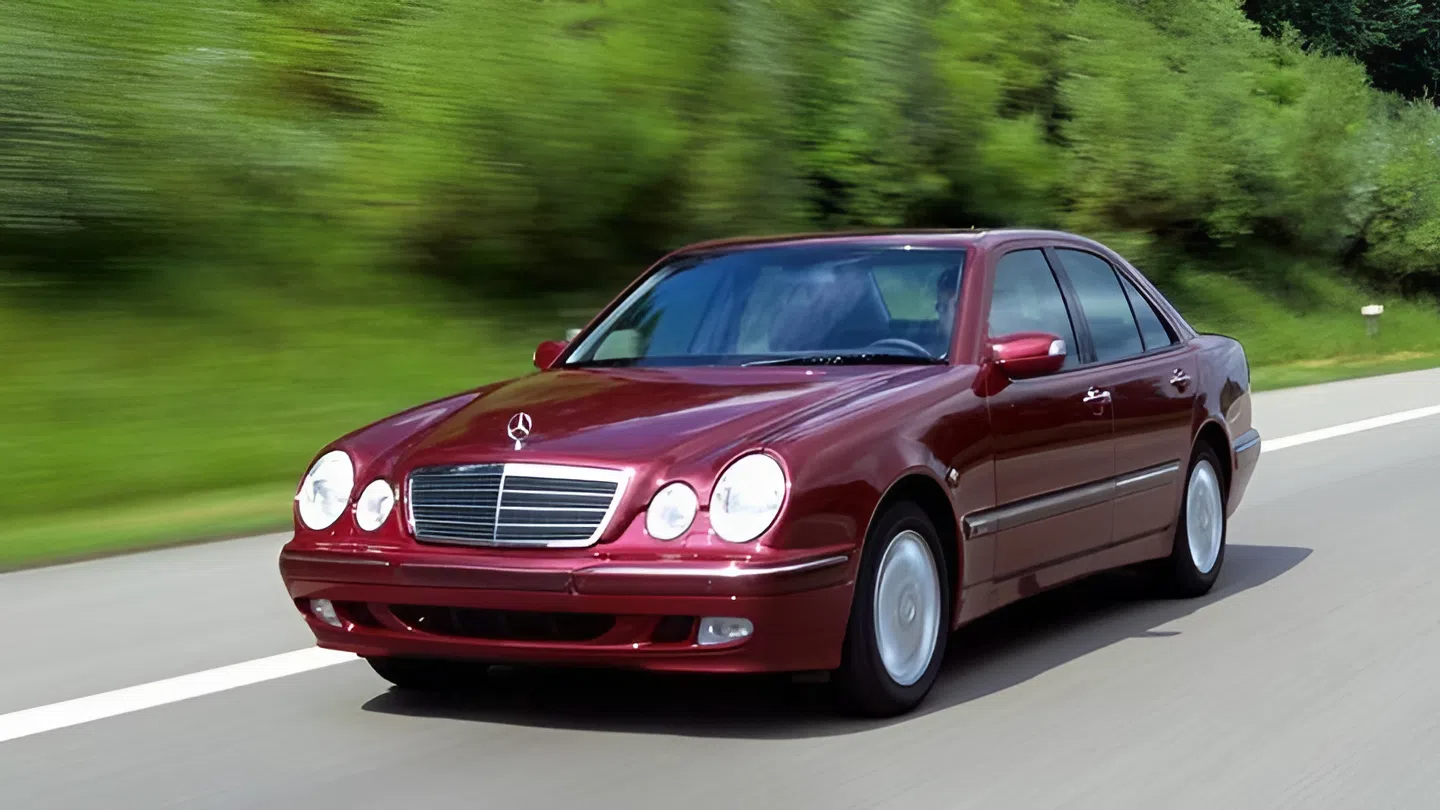 автомобиль на трассе